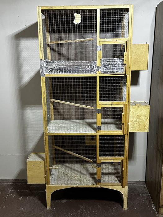 Qafas sotiladi uch etajlik