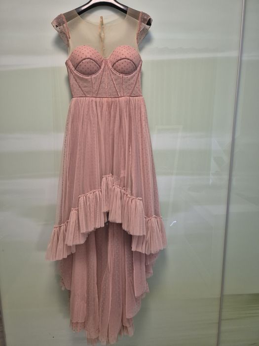 Vând rochie roz din tulle