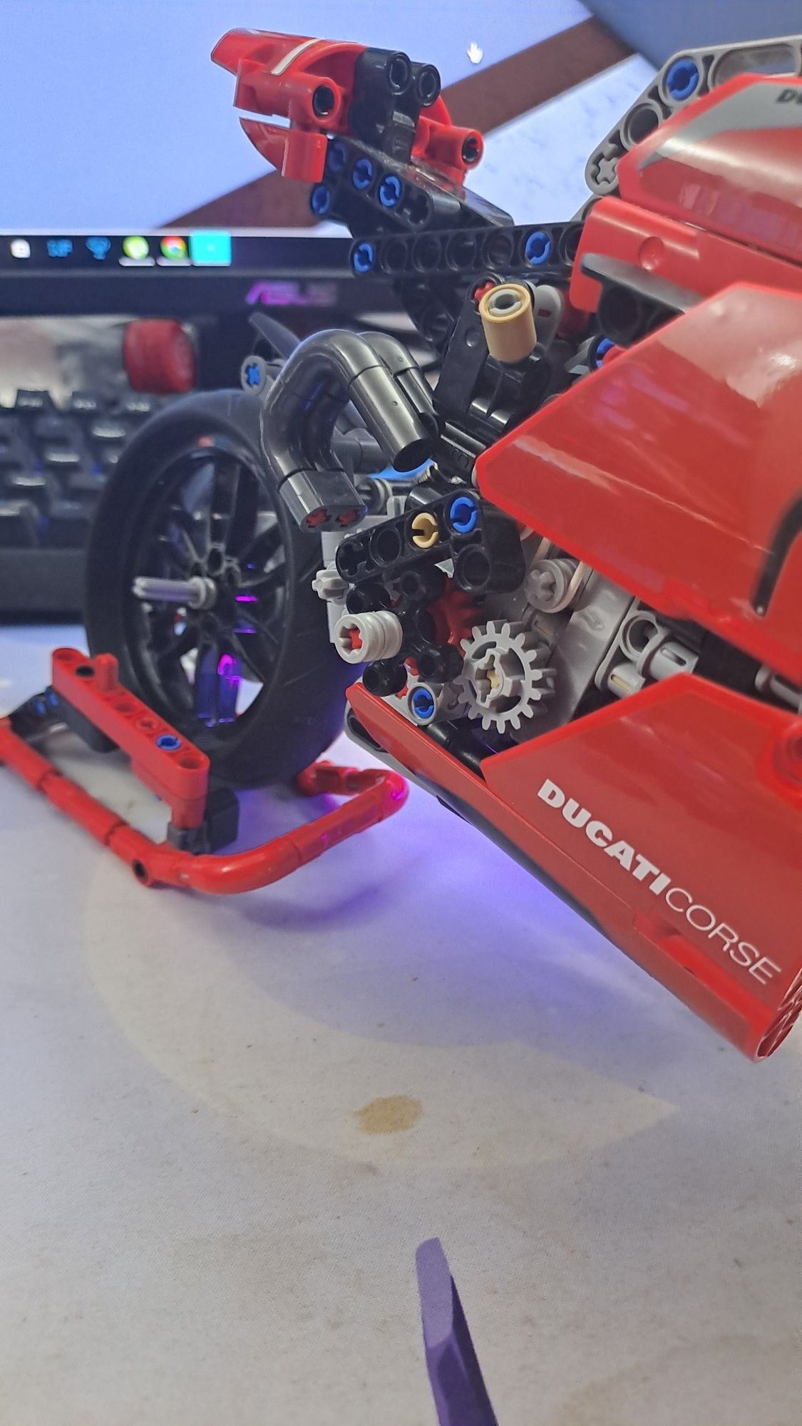 Lego Technic motor Ducati