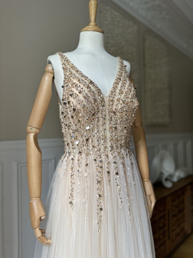 Rochie lungă din tul cu decolteu în V cu margele Cinderella Couture