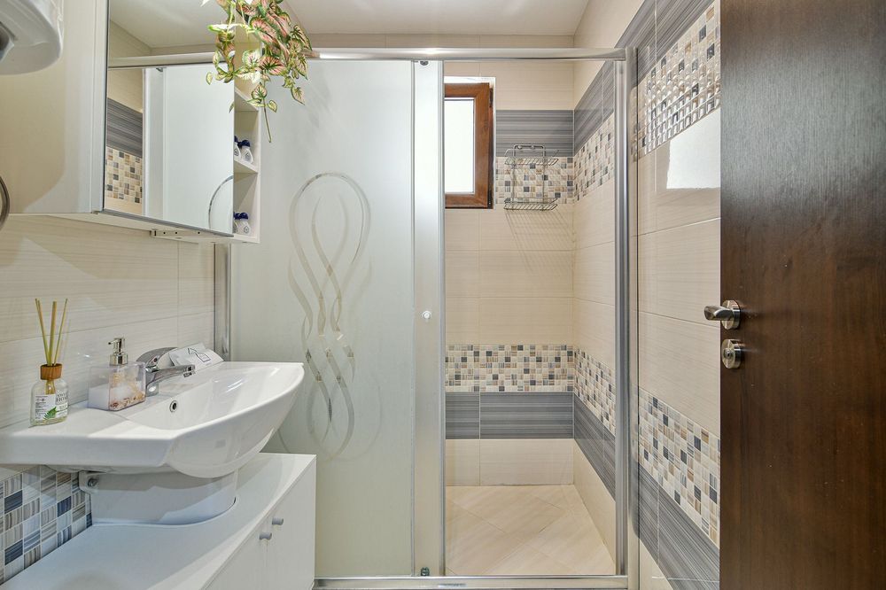 Дава се под наем Тристаен апартамент в Варна, Конфуто - 80 кв.м за 714 € - Снимка #1