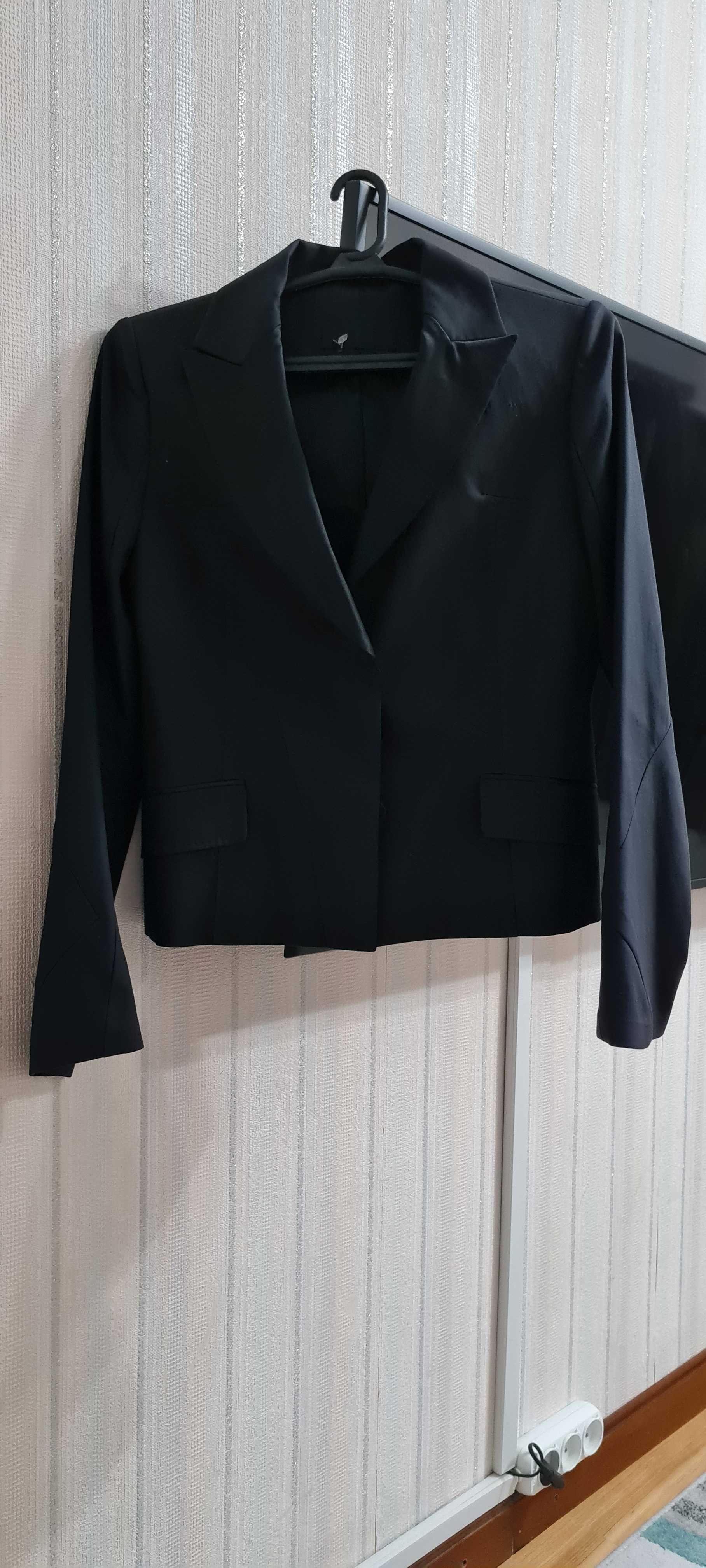 Черный короткий пиджак на пуговицах с рукавами клёш