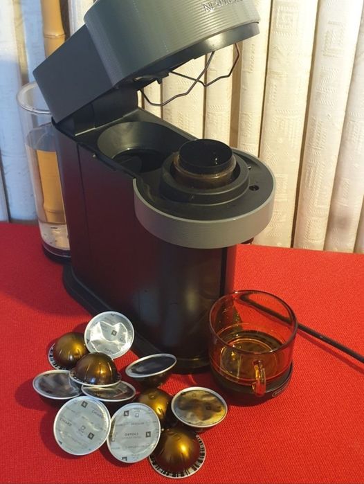 Espressor Nespresso cu capsule.