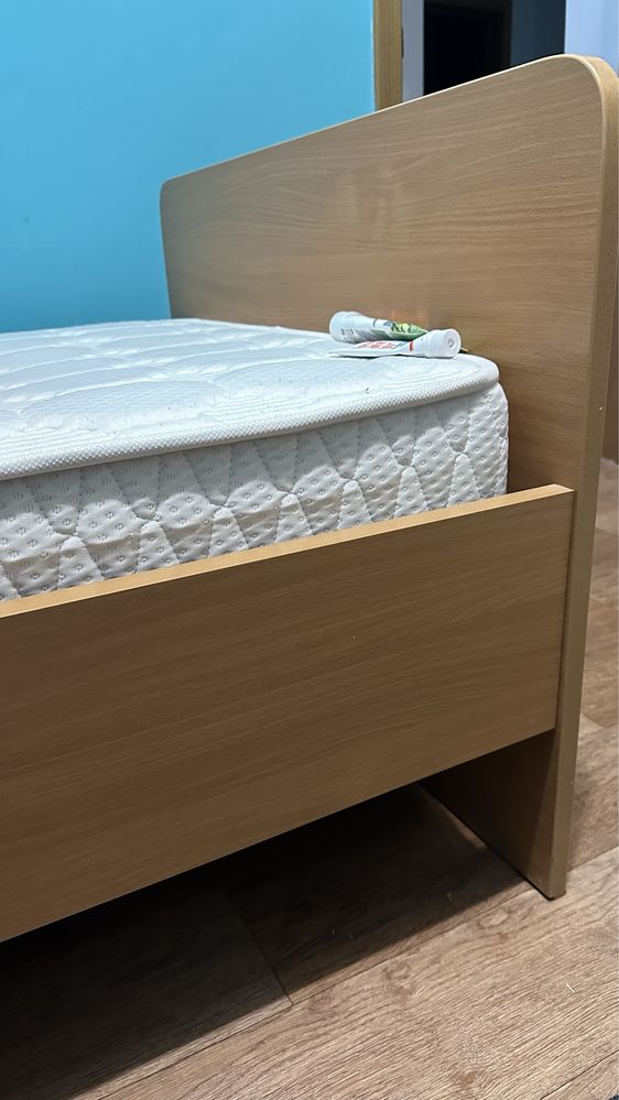 Продам кровать в отличном состоянии, матрас новый, полуторка.