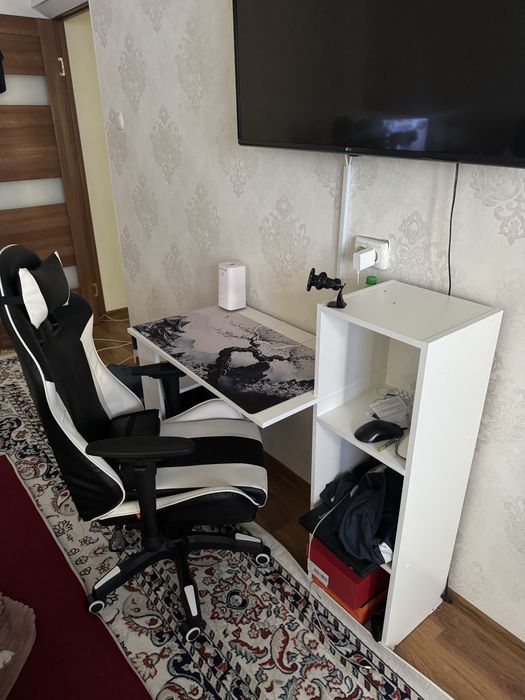 Стол для ноутбука и игровой кресло