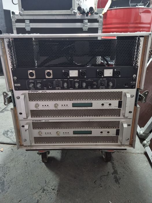 Vand rack cu 2 amplificatoare și crossover rain