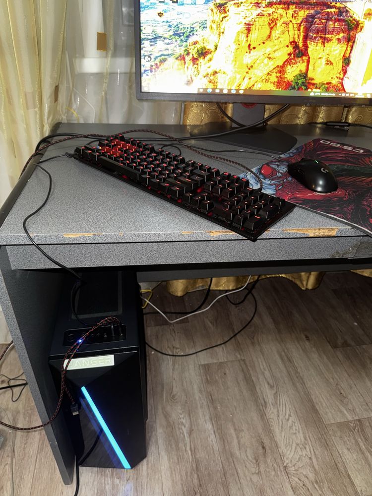 Продается игровой компьютер с клавиатурой и мышкой