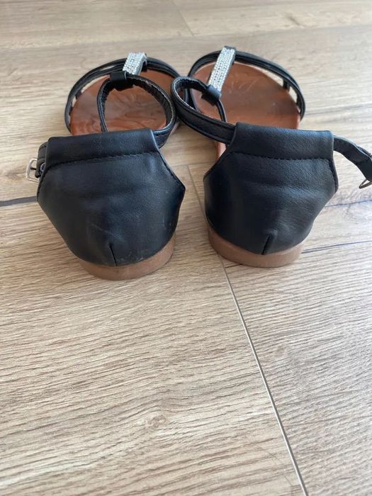 Черни сандали за лятото