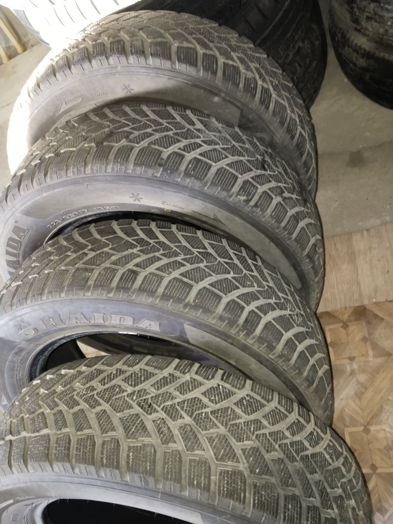 Шины 225*65*r17 в отличном состоянии. Почти новые. Лепучки