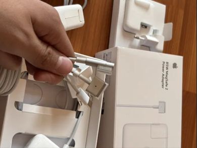 . от MacBook - зарядка, блок питания, щнур от макбука.