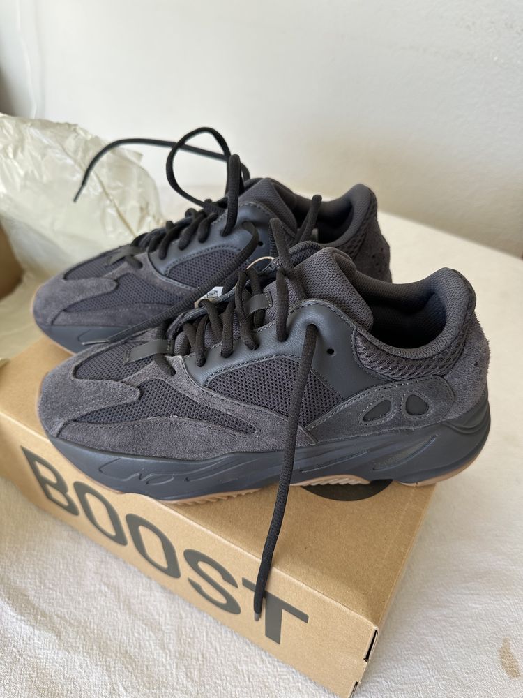 YEEZY 700 adidas