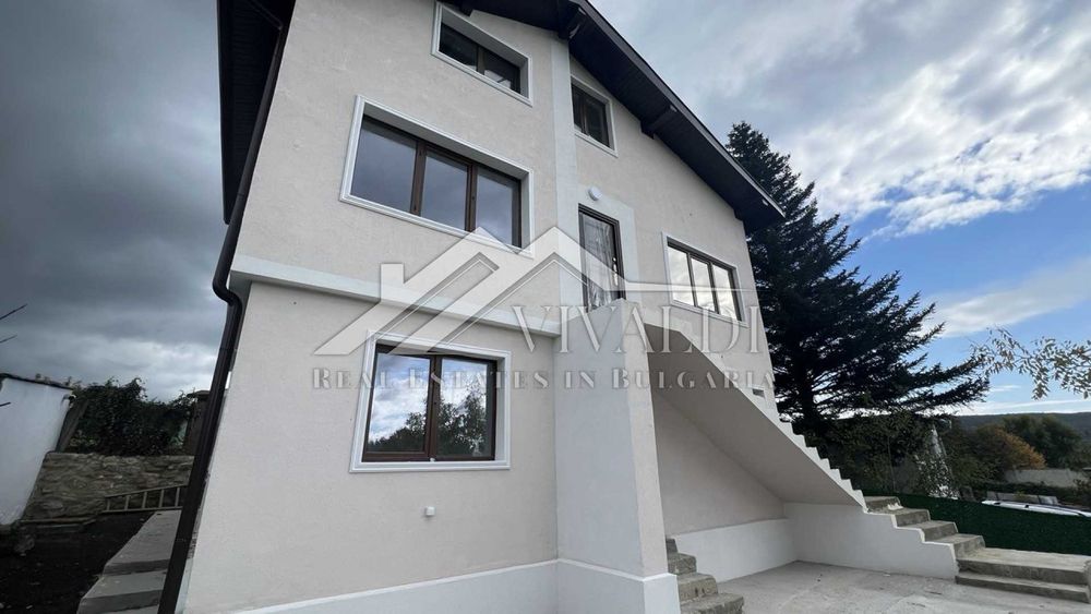 Просторна триетажна къща с парцел в село Осеново, област Варна