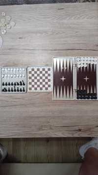 Продавам малък старинен шах и табла