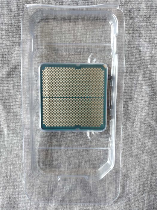 Продавам чисто нов процесор AMD Ryzen 5-9600X