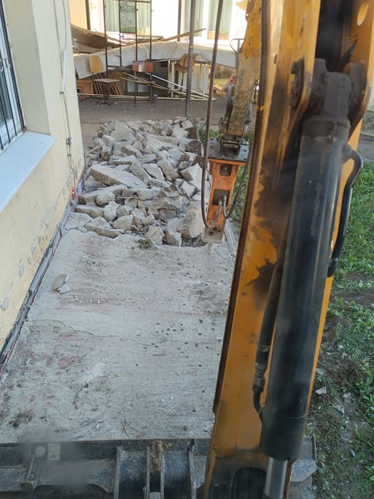 Închiriez miniexcavator cu picon