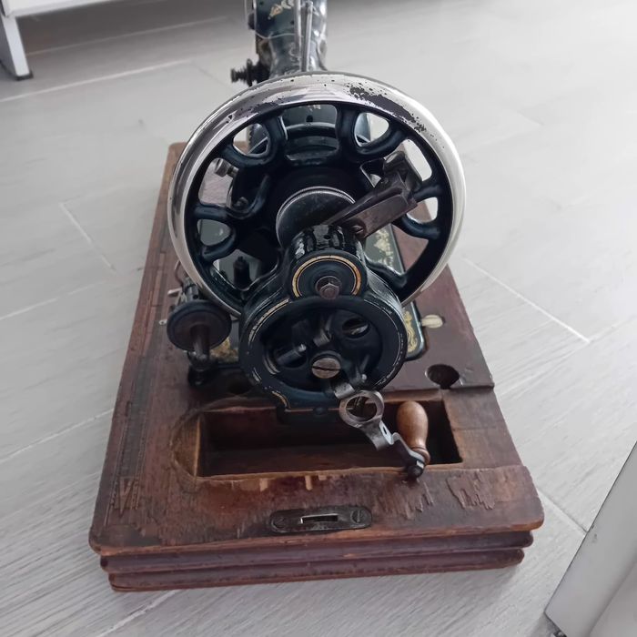 SINGER работеща шевна машина..Антика .около 1938г.предполагам