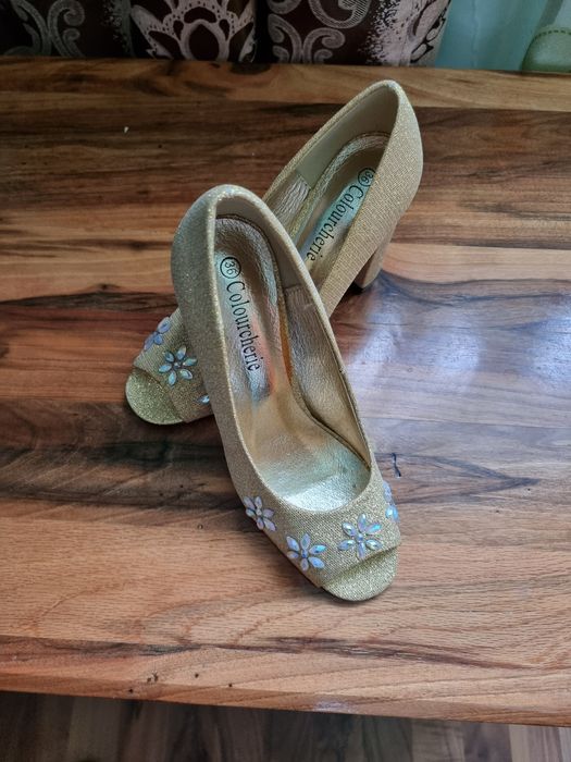 Vand pantofi noi marimea 36