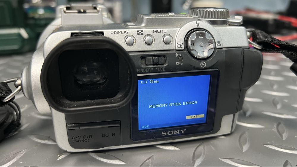 Фотоапарат Sony DSC-F717 и електронен четец Sony