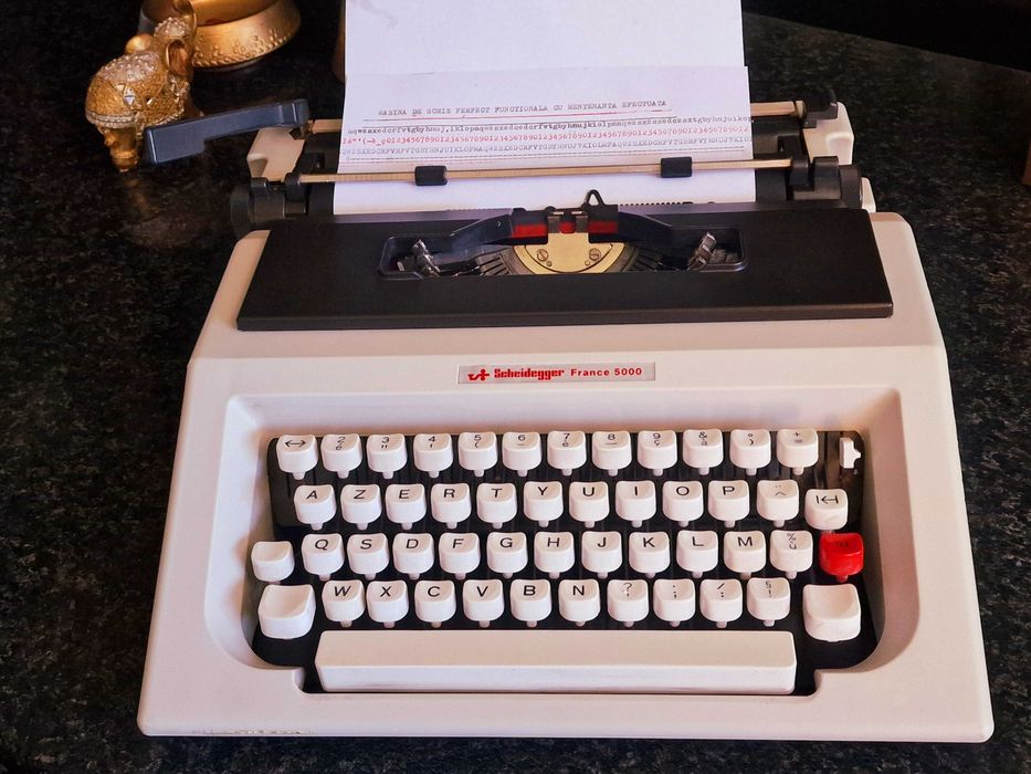 Masina de scris perfecta, cadoul retro potrivit