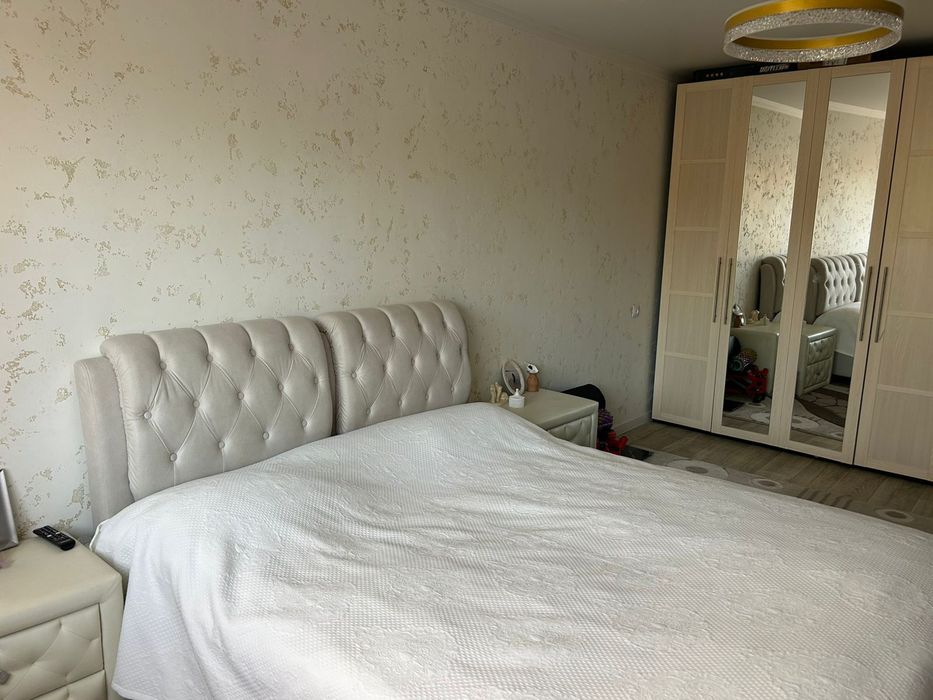 Двухспальная кровать с подъёмным механизмом