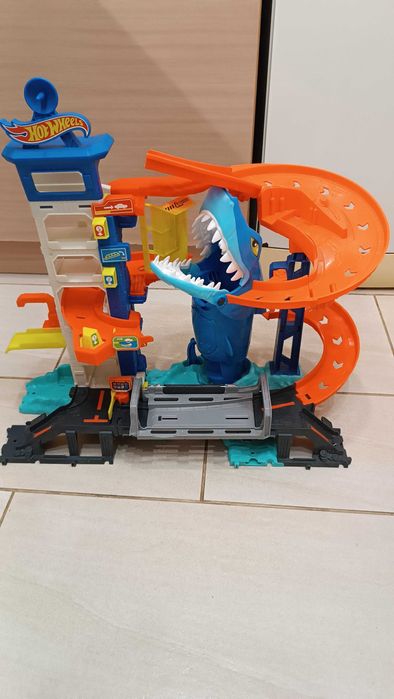 Hot Wheels Паркинг-гараж Акула – City Attacking Shark Escape