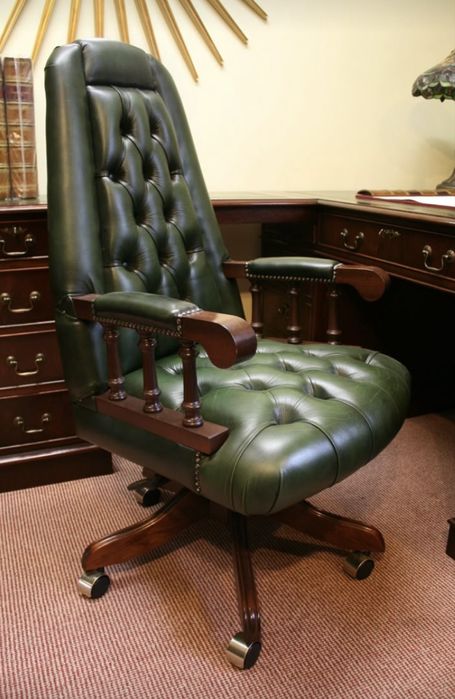 Классическое кожаное кресло руководителя