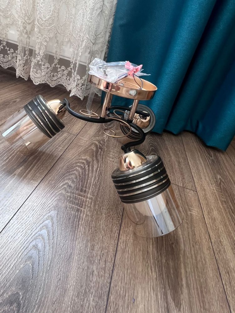 Vând 2 lustre cu 3 becuri