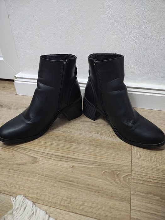 Ghete de dama cu toc gros