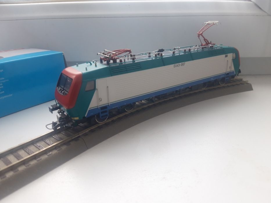 Продам локомотив 1:87 новый