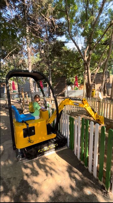 Детски атракцион – мини багер с жетони