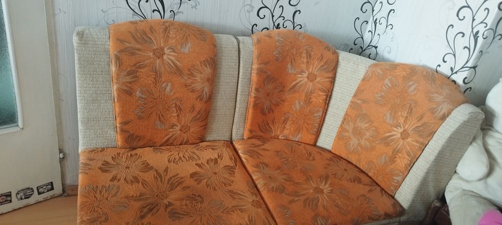 Продавам секция с бюро и кухненски ъгъл с опция сън и ракла