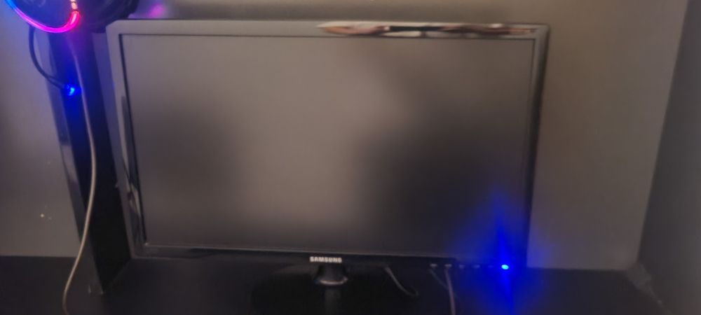 Samsung monitor sotiladi sensor panelli 22ekaran 60hz