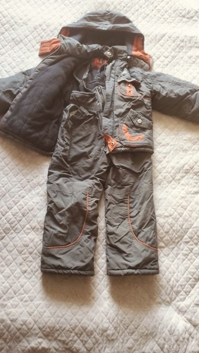 Продам комбез и зимний куртку на мальчика 4-5лет цена 1000 
Р