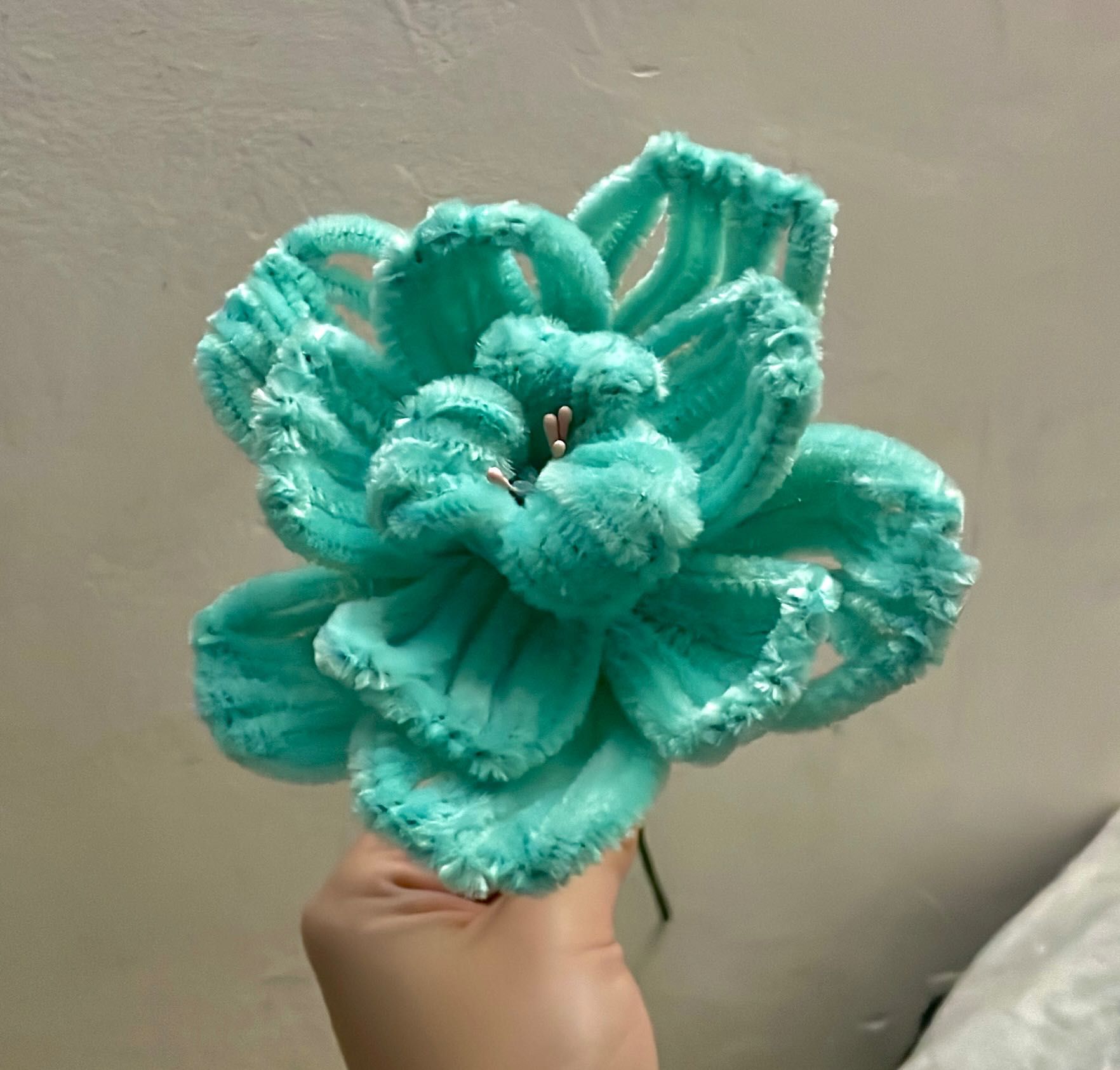Flori artizanale, handmade din sârmă plușată