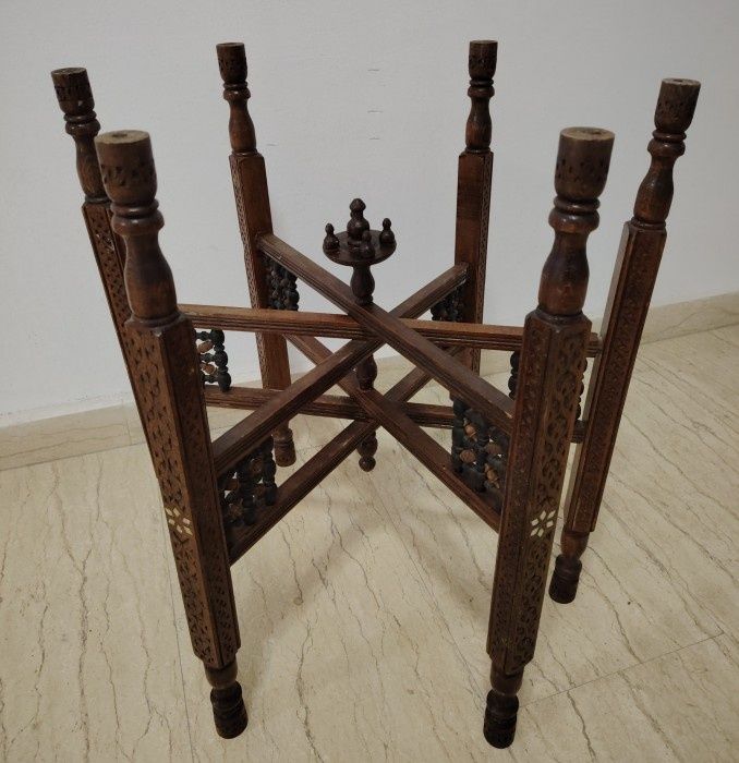 Superbă masuta in stil oriental de dimensiuni mari cu blat din alama g