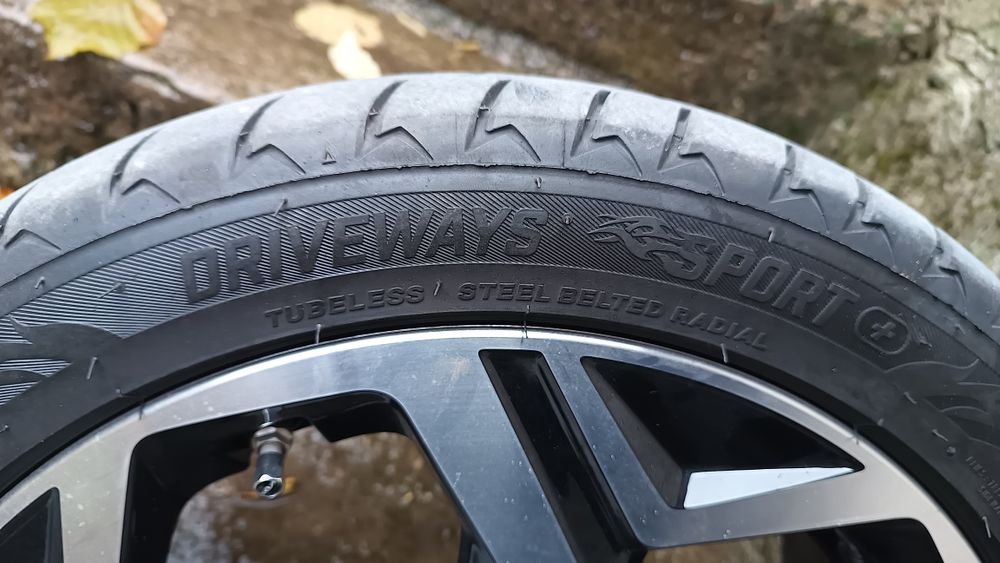 17 цола оригинални джанти на Киа с датчици и  гуми Lassa на един сезон