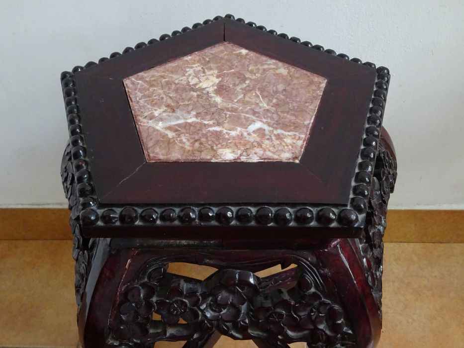 Piedestal stil Victorian, lemn si marmura, Vechi si deosebit