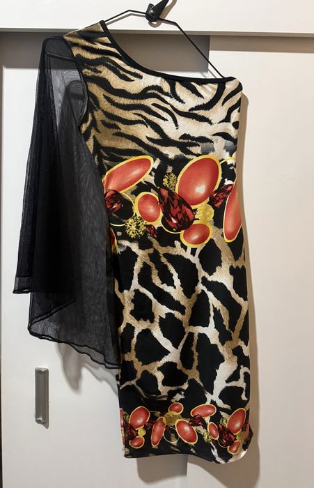 Разнообразни дамски дрехи – различни размери S–L