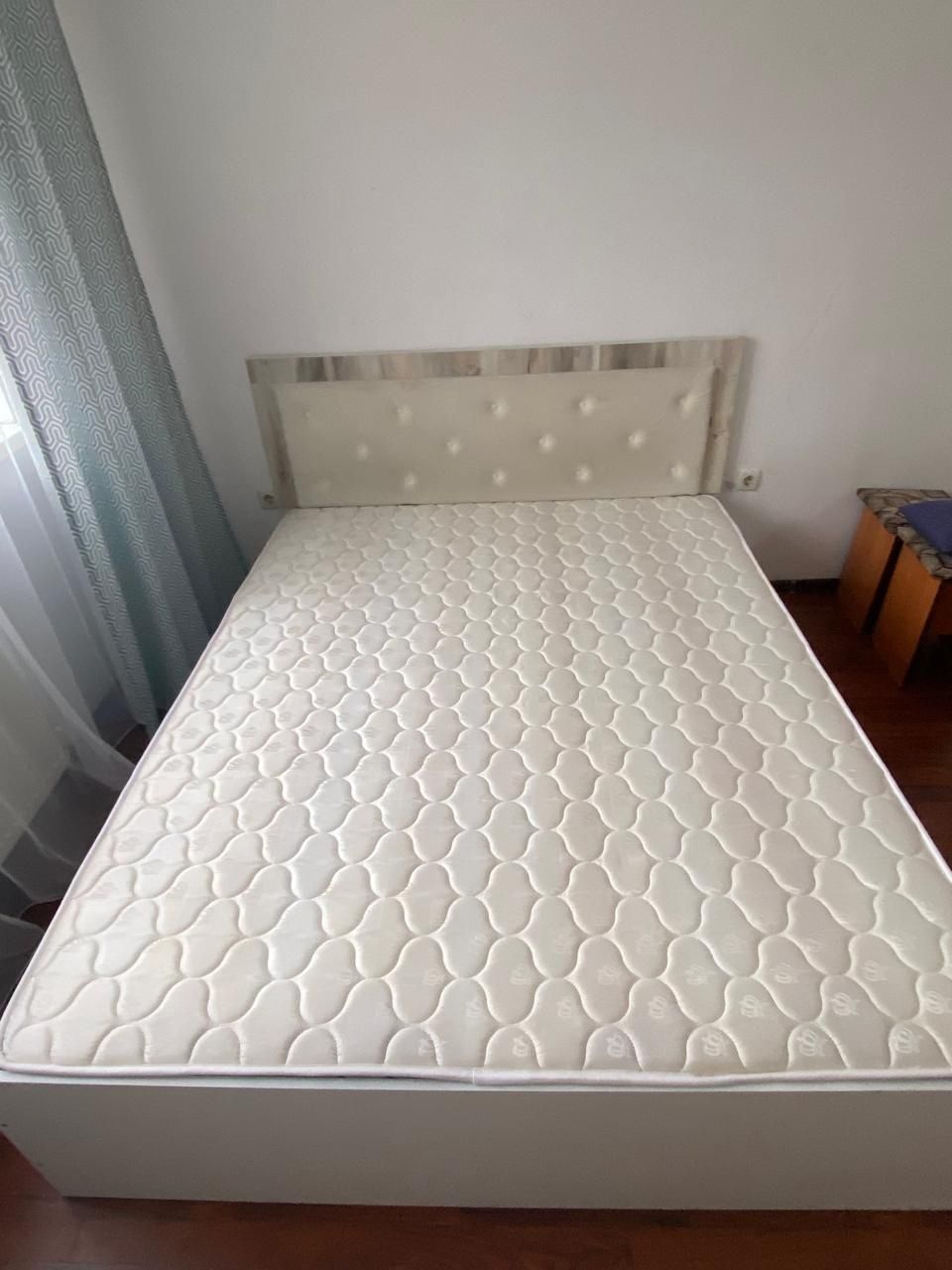 Продам двуспальную кровать с матрасом