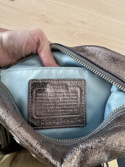 Малка чанта Coach в цвят старо злато