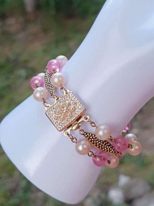 Veche bratara din perle false, margele roz si piatra verde