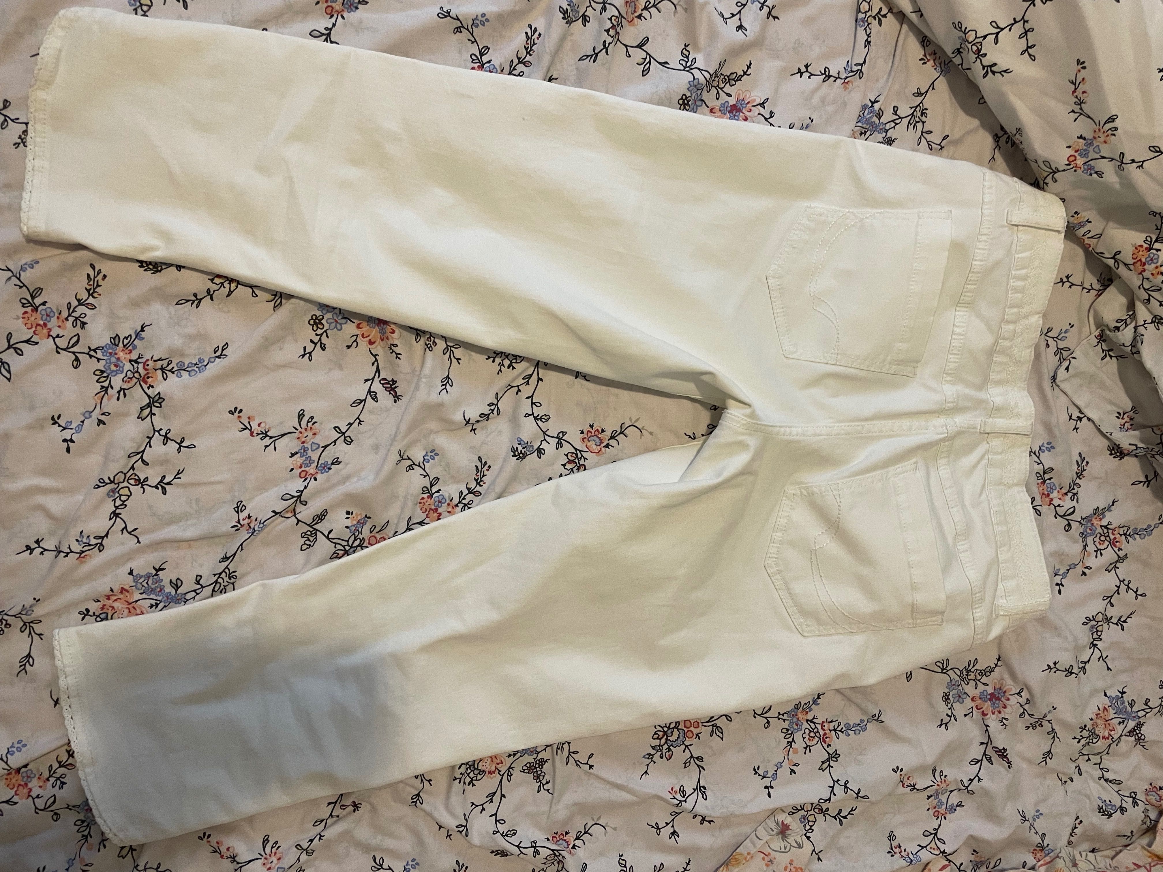 Vând pantaloni albi cu detalii mărimea M