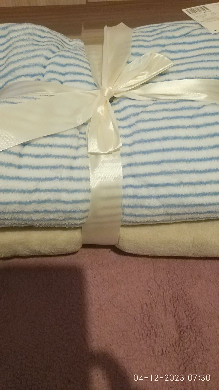 Два броя нови одеяла