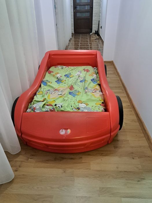 Pat în forma de masina