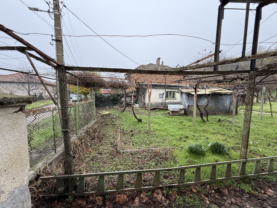 Къща с гараж равен и голям Двор!