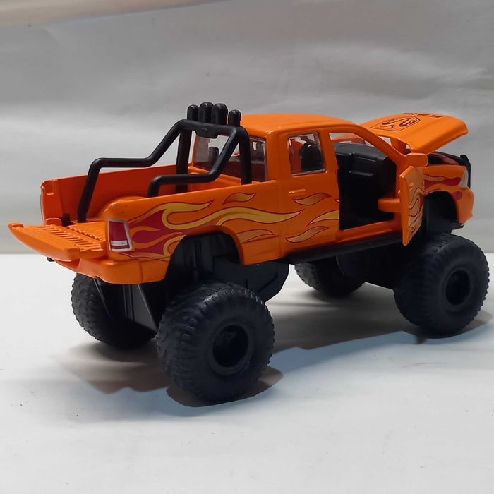 Siku Dodge Ram 1500 cu anvelope cauciuc, scara 1/50, ca nouă