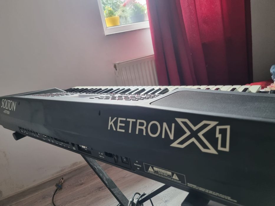 Vând orga  Ketron X1 ca noua