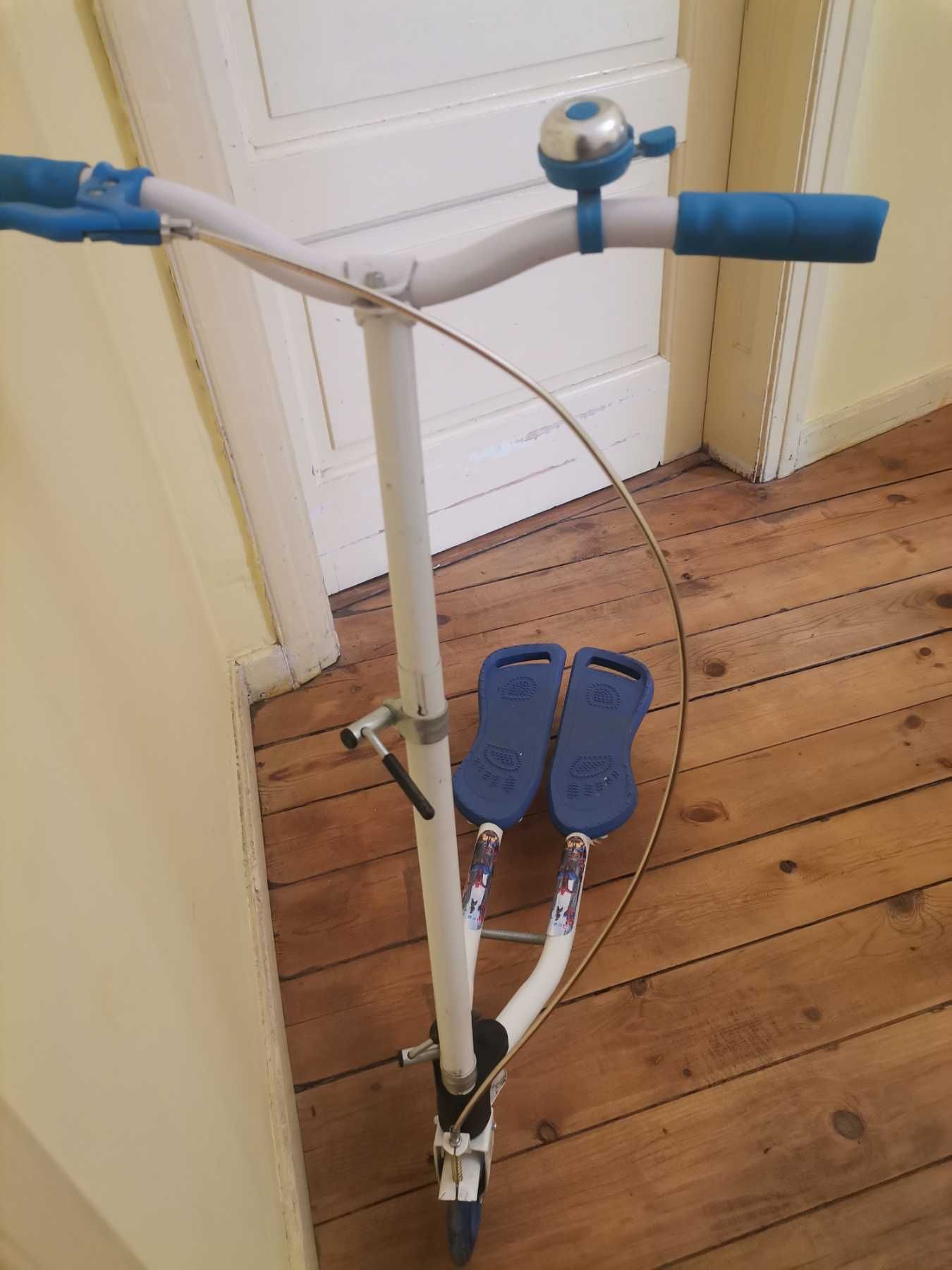 Триколесна тротинетка WAVE SCOOTER BLU със светещи колела!