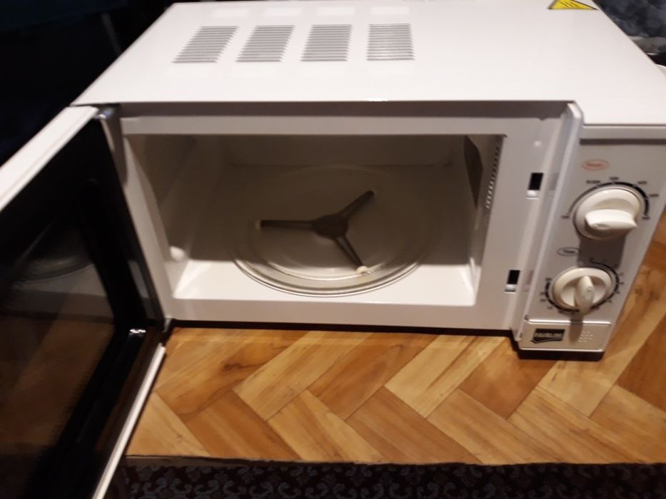 Vand cuptor cu microunde  170 lei