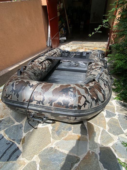 Barcă de pescuit cu motor și sonar